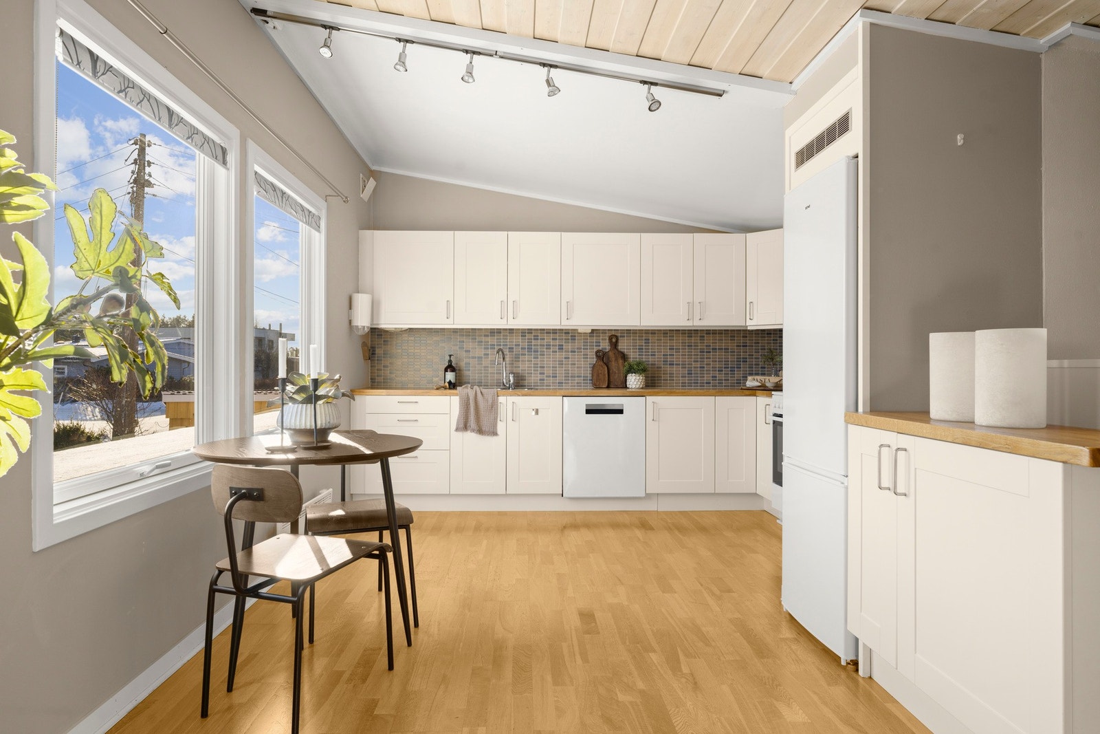 Ikea kjøkkeninnredning med profilerte fronter. Benkeplaten er av heltre. Opplegg for oppvaskmaskin. Avsatt plass til kjøl/fryseskap og komfyr. Galleribilde