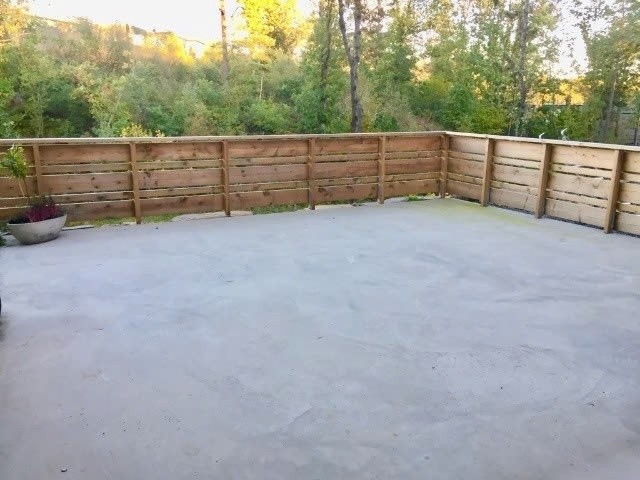 Stor uteplass, med liten hageflekk til venstre for dette bilde Galleribilde