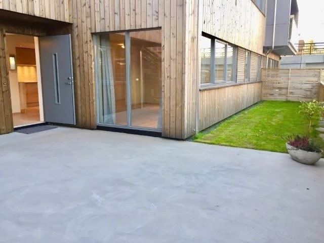 Liten hageflekk utenfor leiligheten Galleribilde