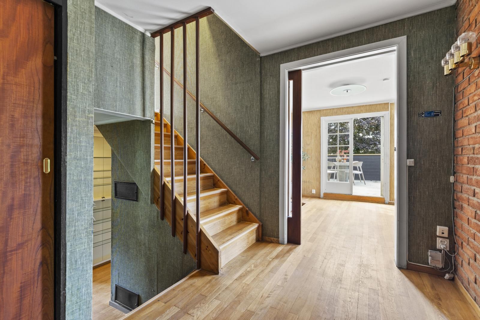 Boligen er fordelt over tre plan. Opprinnelig trapp er bevart samt innvendige dører Galleribilde