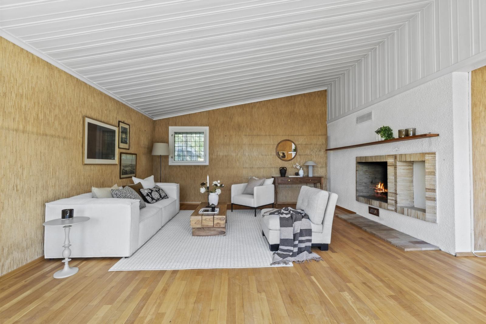 Hyggelig stue med peis Galleribilde