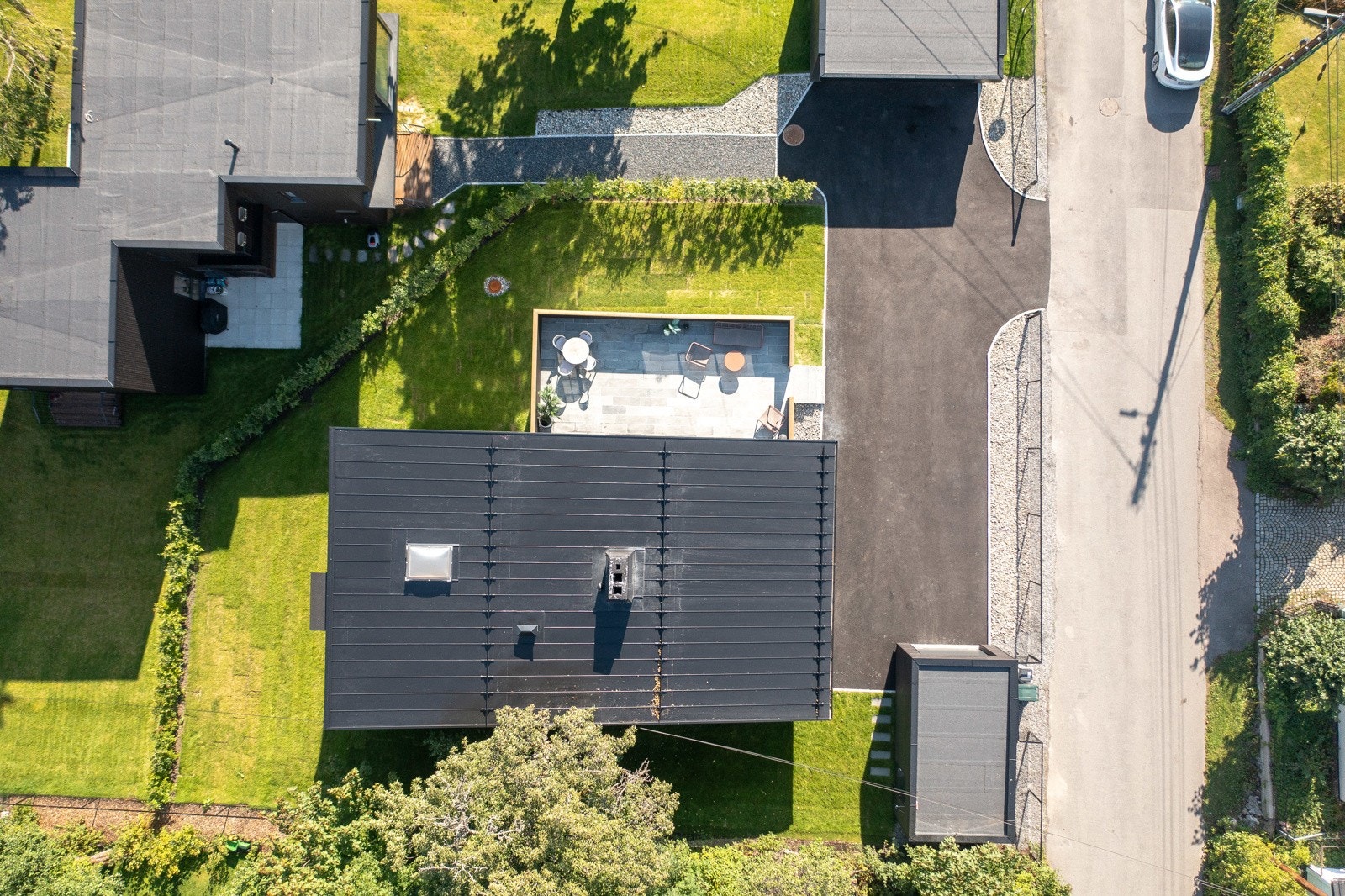 Garasjen er nybygget. Gode parkeringsmuligheter på tomten Galleribilde