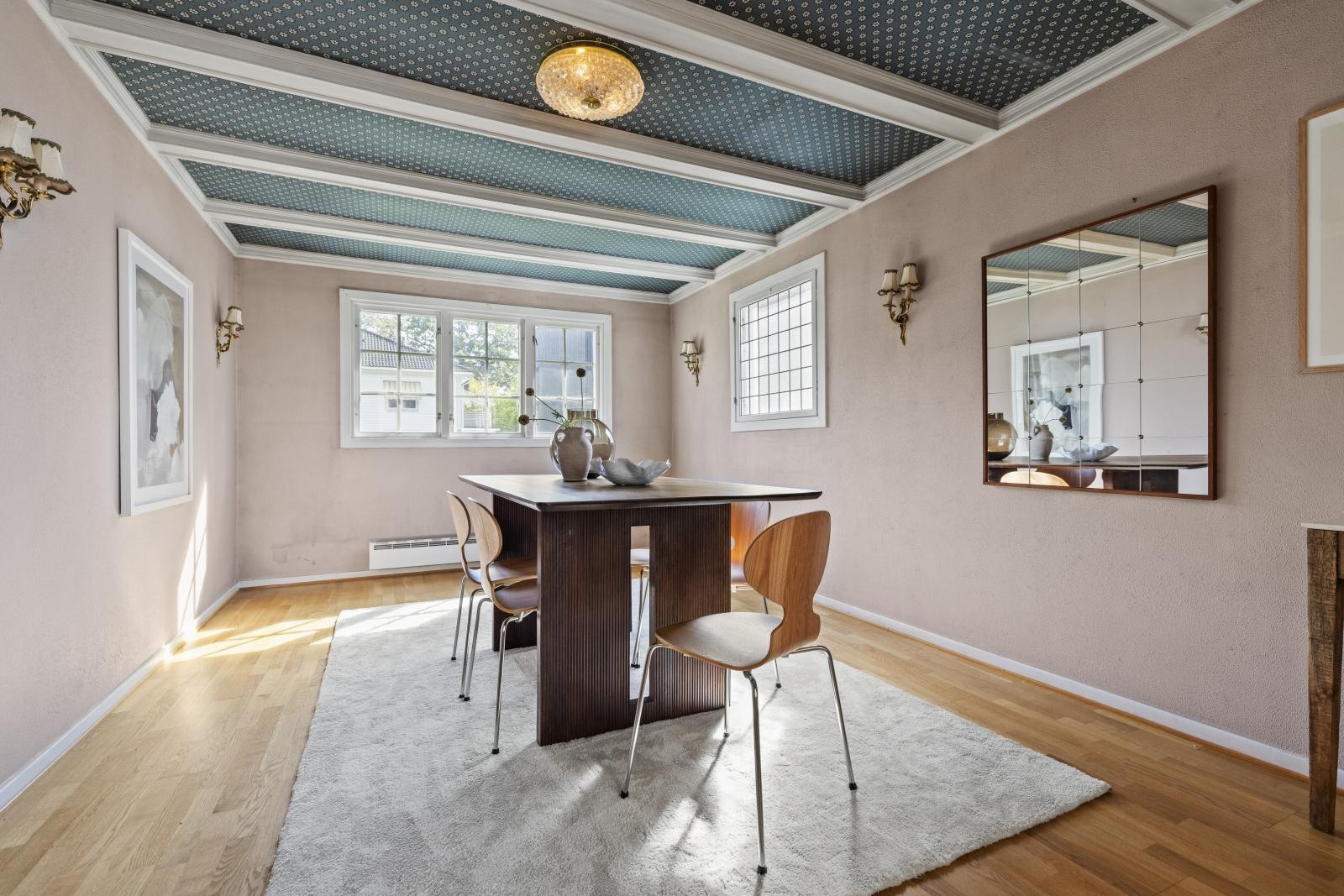 Spisestue med plass til store begivenheter Galleribilde