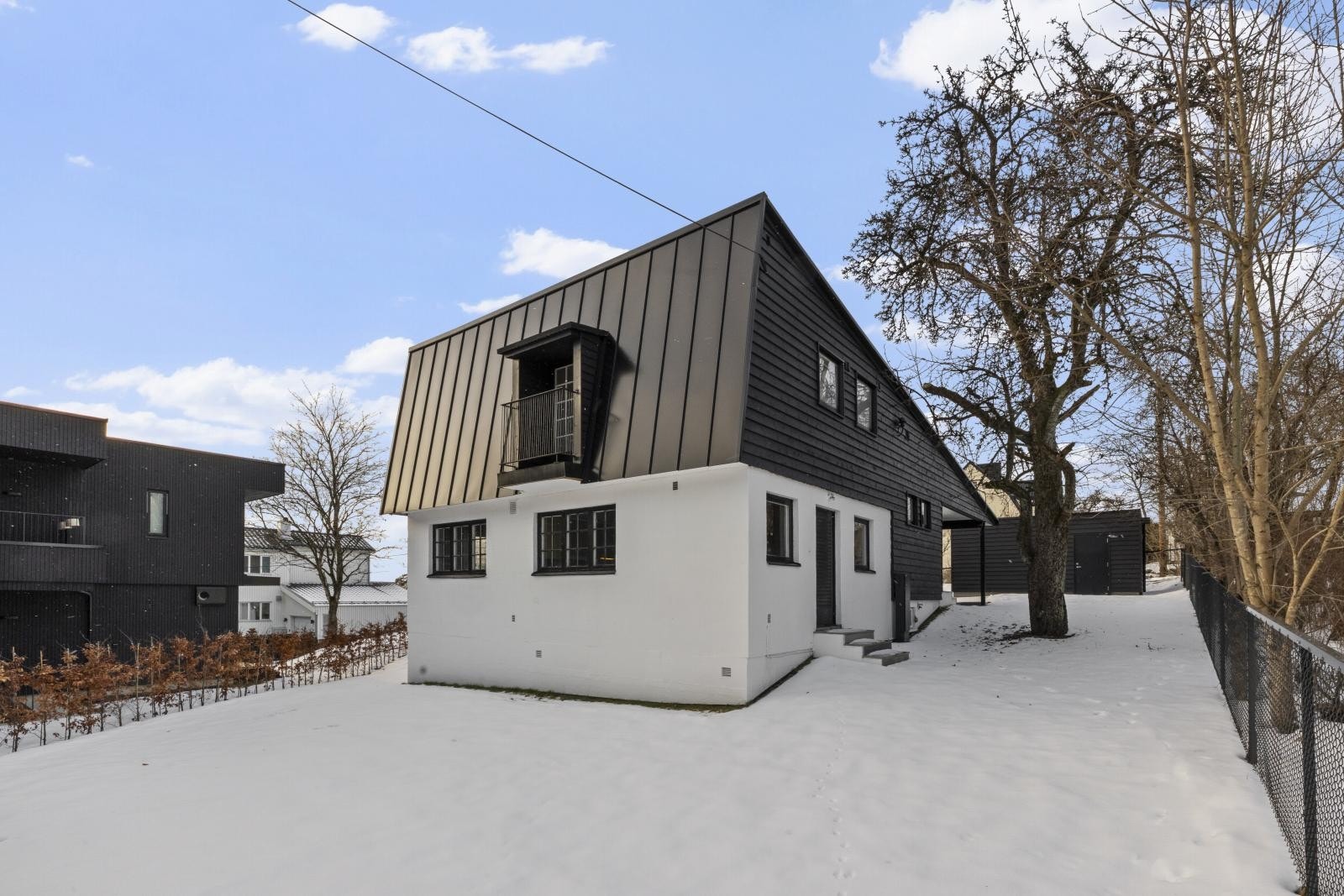 Solrik hage med utgang fra kjøkken Galleribilde