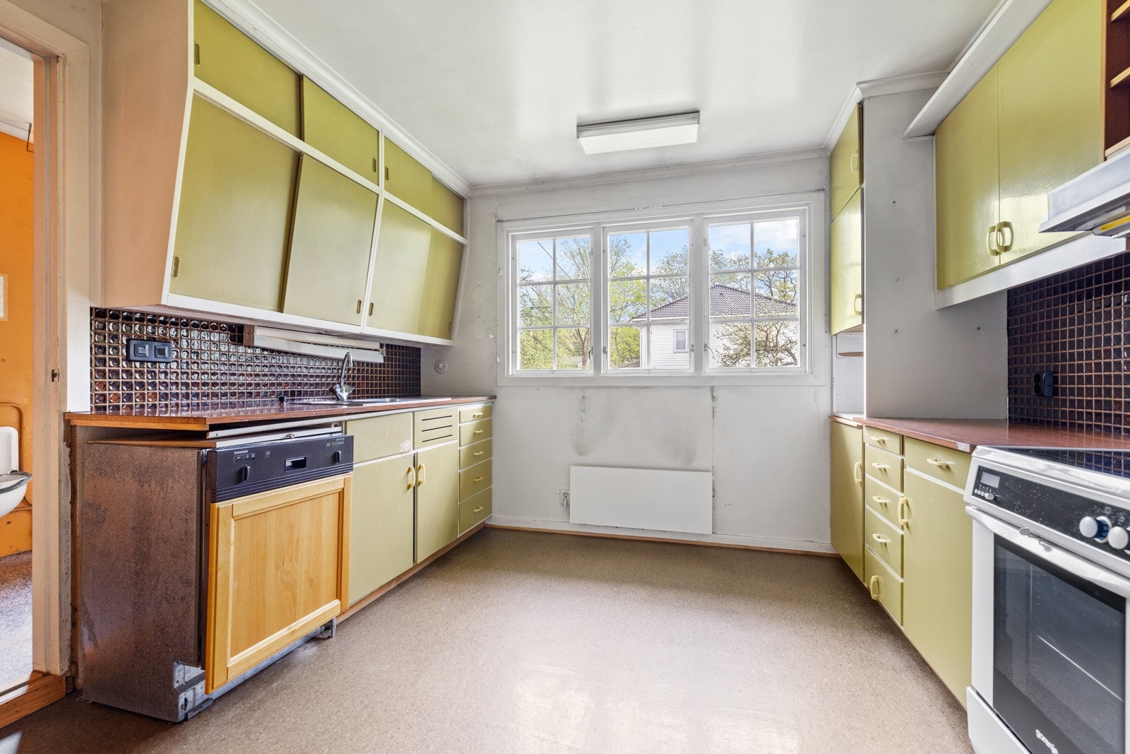 Originalt kjøkken. Direkte utgang til hage Galleribilde