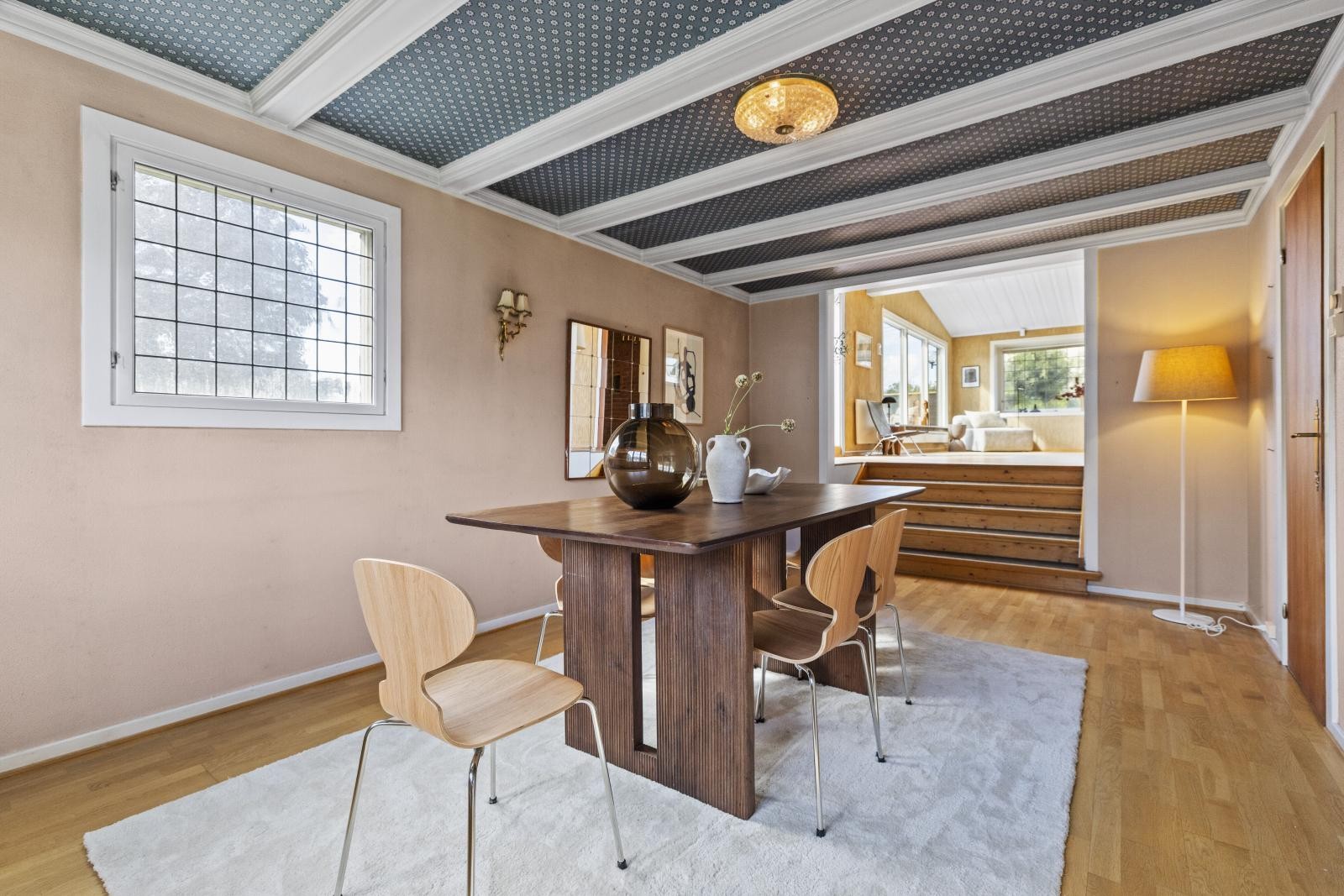 Hovedetasjen har nivåforskjeller. Utgang til hage fra kjøkken. Utgang til terrasse fra stue Galleribilde