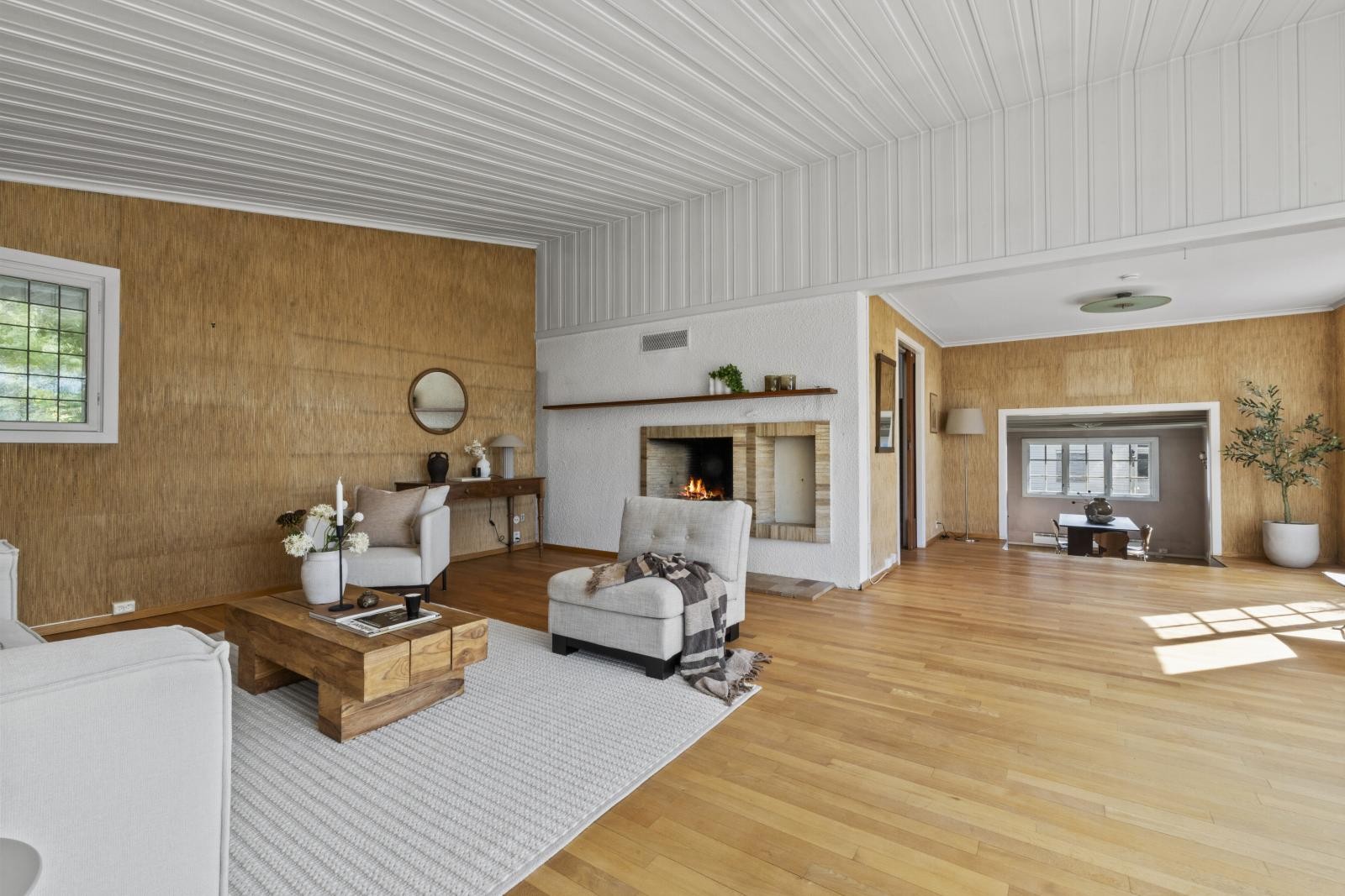 Generøs takhøyde og stort hovedoppholdsrom Galleribilde