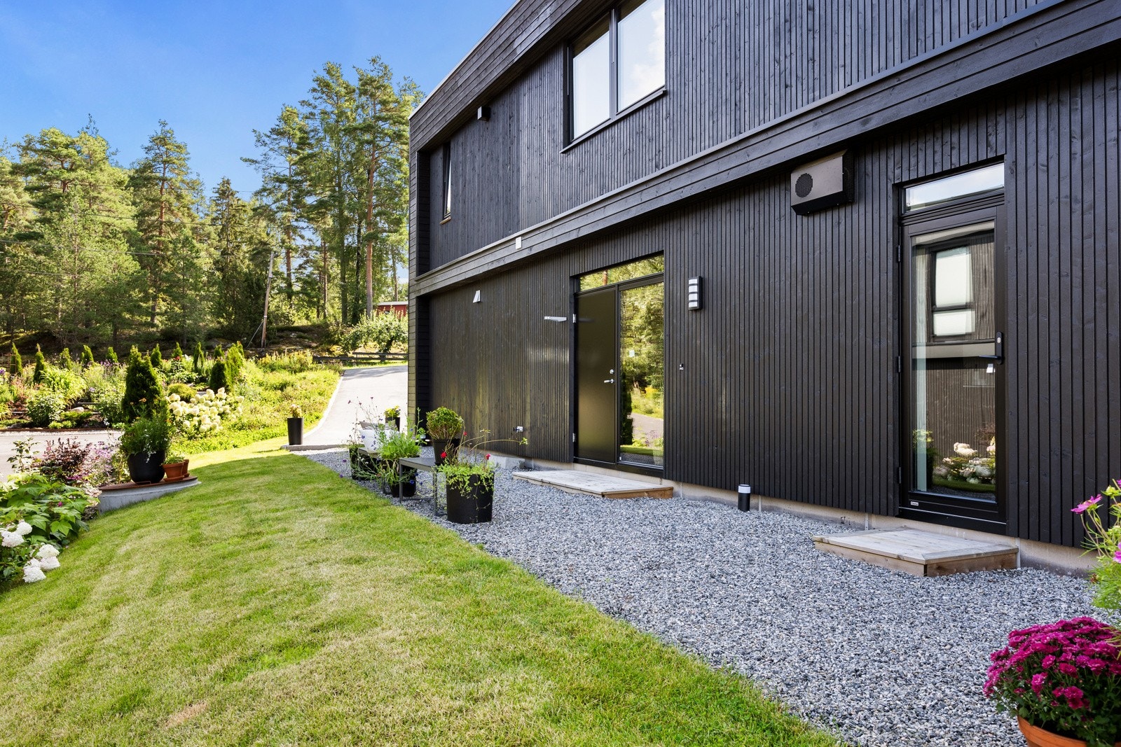 Hovedinngangen ligger på siden av huset. Utgang fra vaskerommet ligger også her. Galleribilde