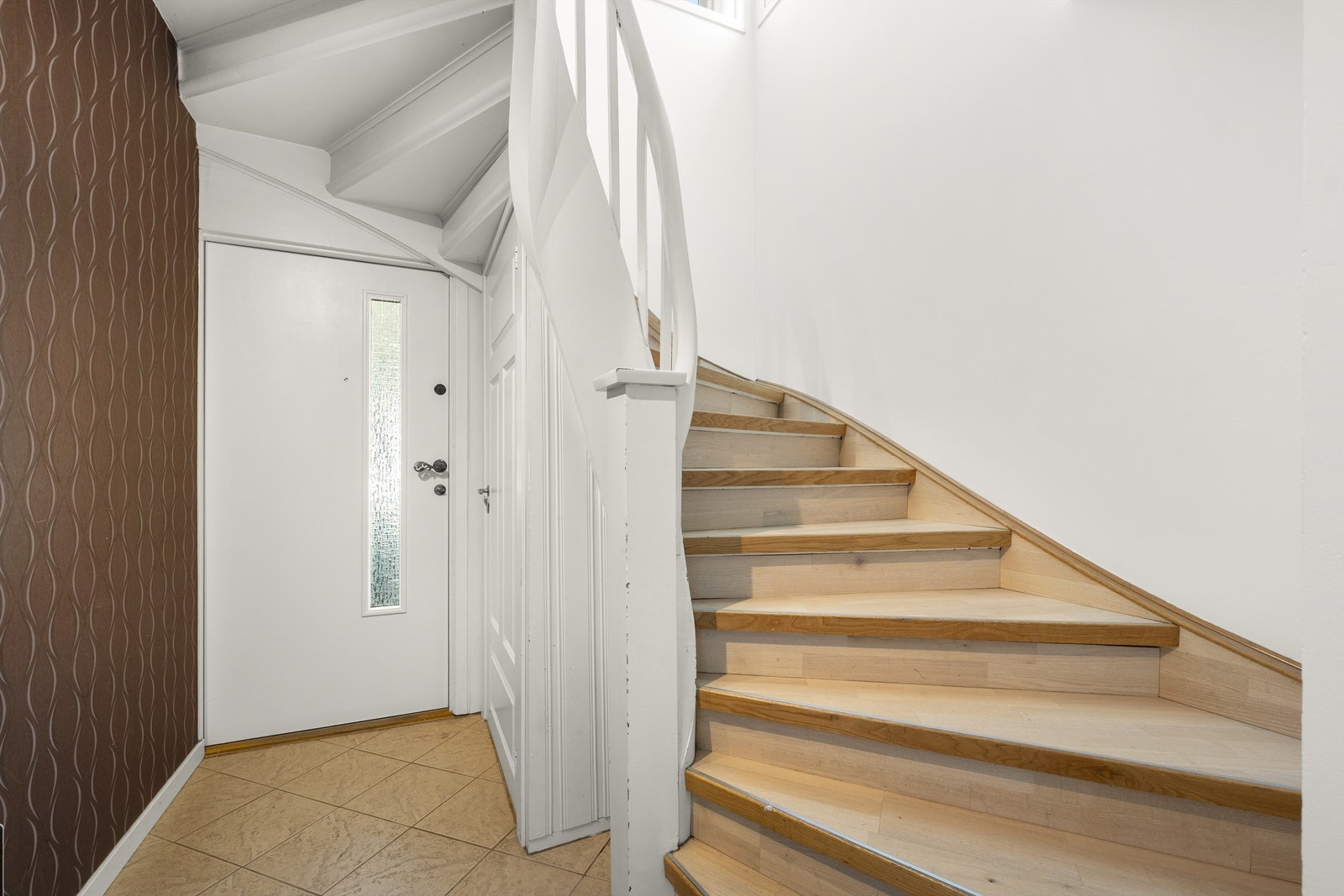 Entré med trappegang til boligens underetasje og 2.etg Galleribilde