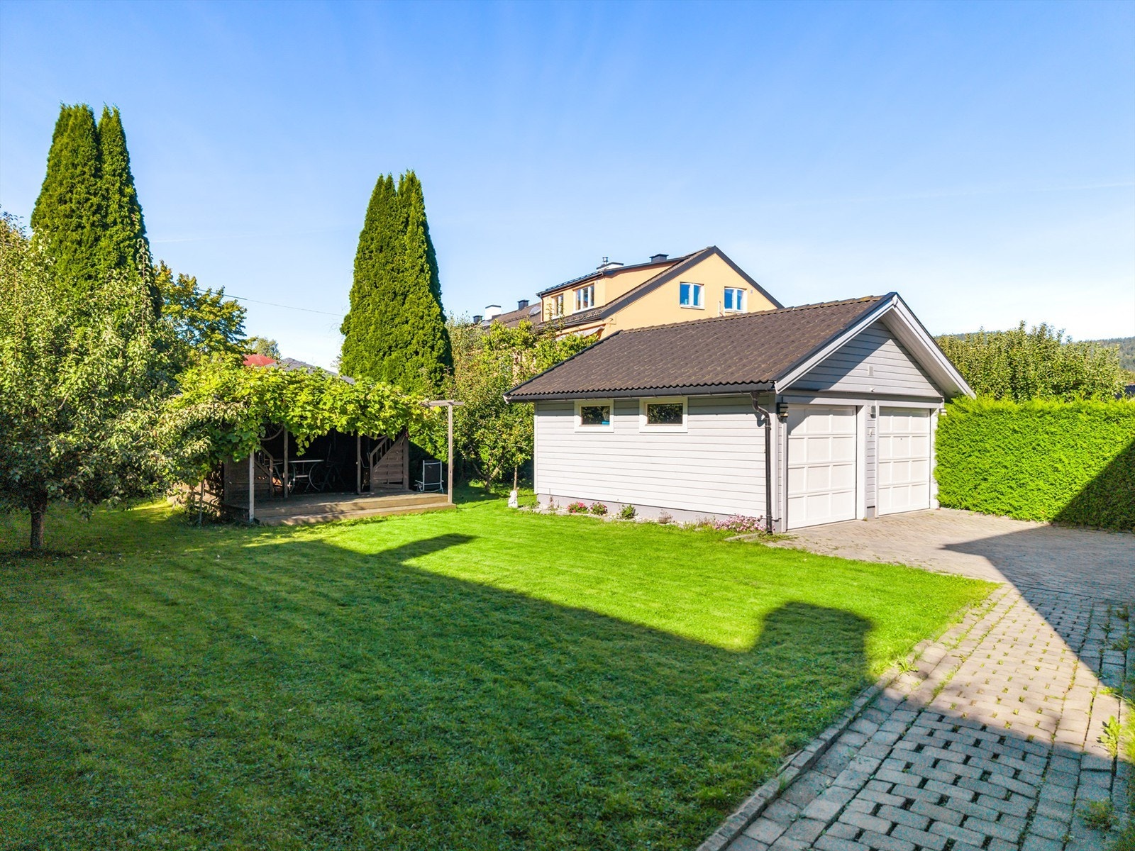 Tilnærmet flat tomt på ca. 636 kvm med gode solforhold og lettstelt hage - perfekt for hageaktiviteter og sosiale sammenkomster Galleribilde