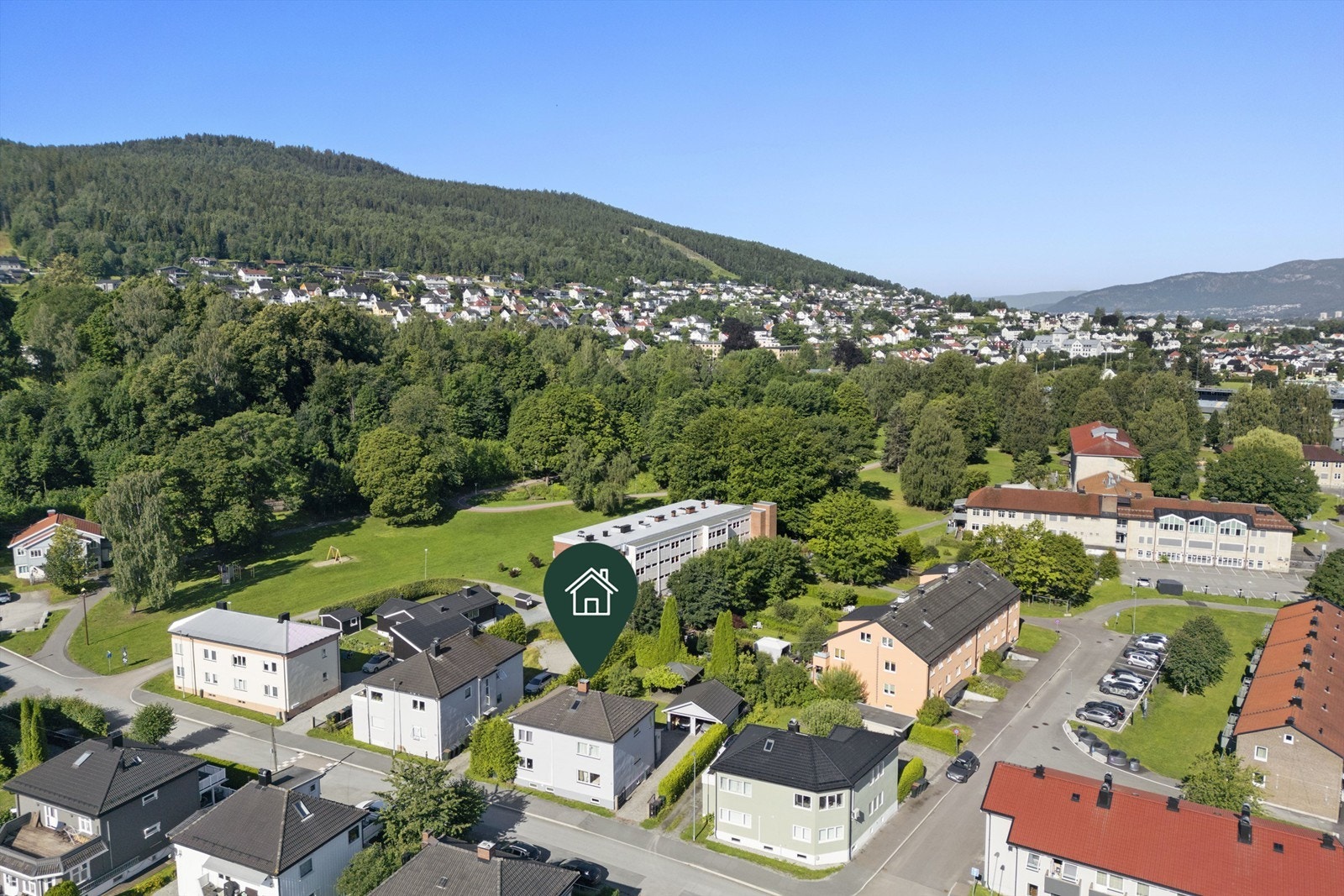 Boligen har en god beliggenhet - tilbaketrukket men sentrumsnært Galleribilde