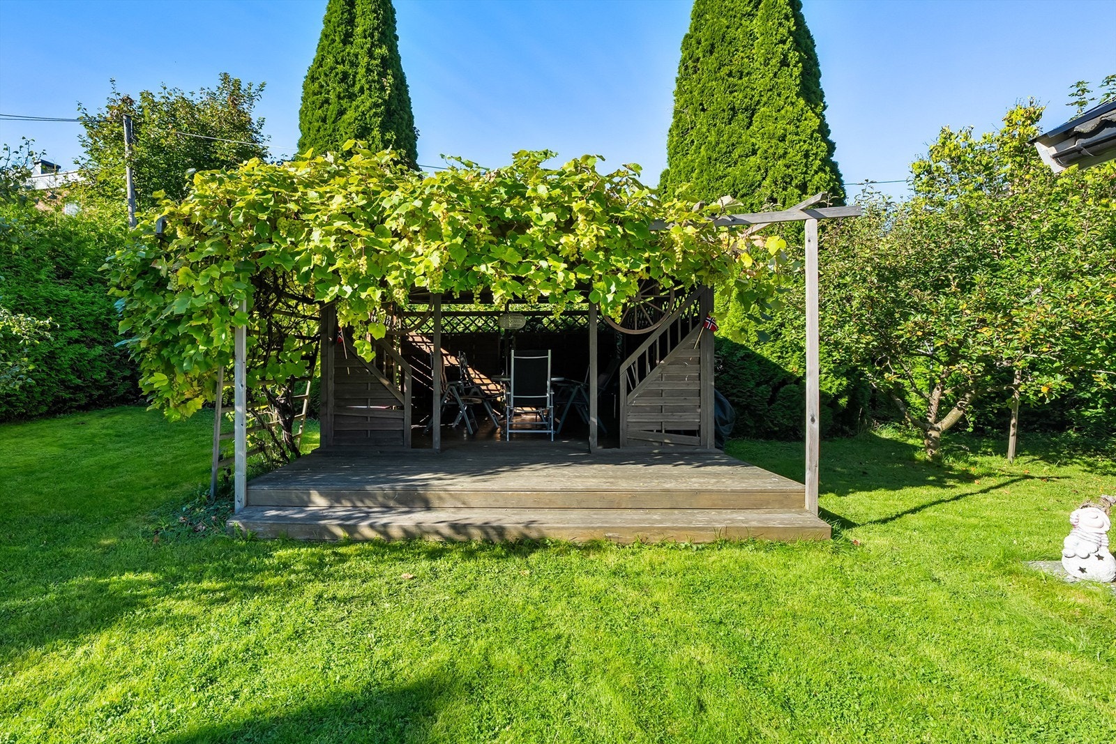 Overbygget paviljong med god plass til sittegruppe på ca. 23 kvm Galleribilde