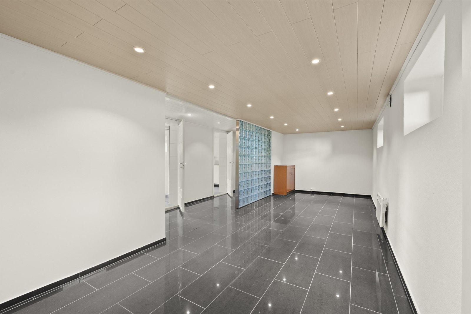 Romslig stue i underetasje oppgradert i 2025 med flislagtgulv, slette vegger og takbord Galleribilde