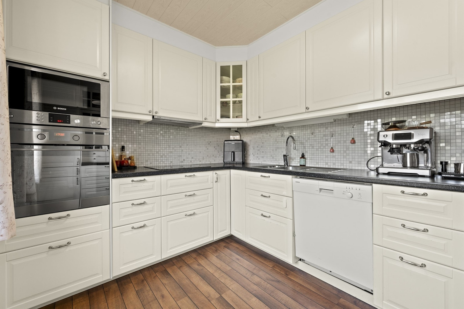 Det er integrerte hvitevarer. Det er også avsatt plass og nisje for oppvaskmaskin Galleribilde