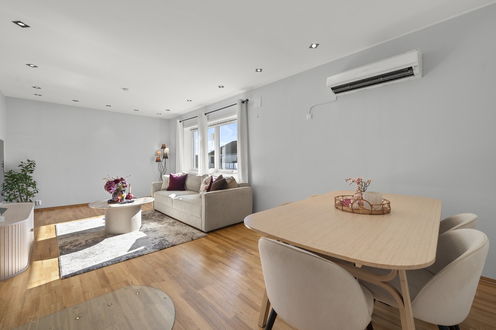 Gulvet er belagt med parkett, himlingen er slett og malt, og har innfelte downlights. Stuen er utstyrt med både varmepumpe og peis - perfekt for komfort gjennom alle årstider Galleribilde