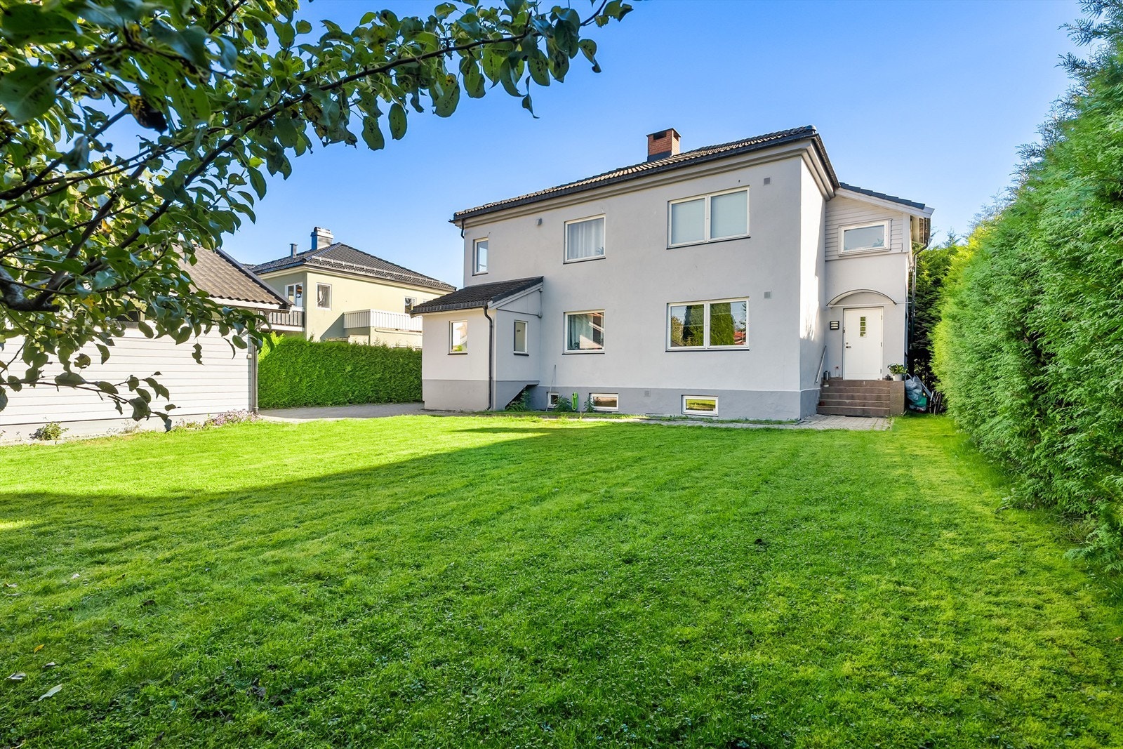 Klassisk tomannsbolig med to boenheter, flotte uteområder og romslig dobbelgarasje. Foto: Haiman Askari/Knipzet AS Galleribilde