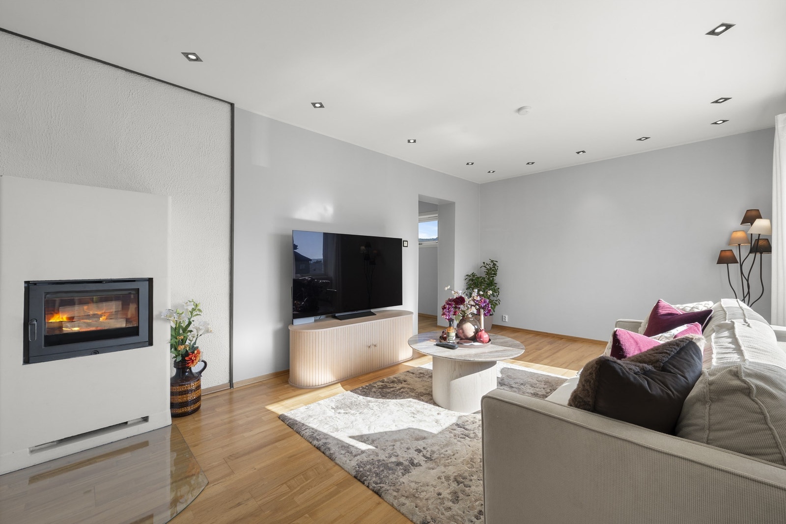 Lys og pen stue med store vindusflater som slipper inn rikelig med dagslys Galleribilde