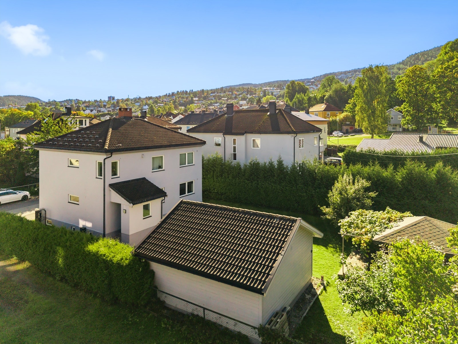 Boligen har en gjennomgående god standard i begge boenhetene og nyrenovert kjeller Galleribilde