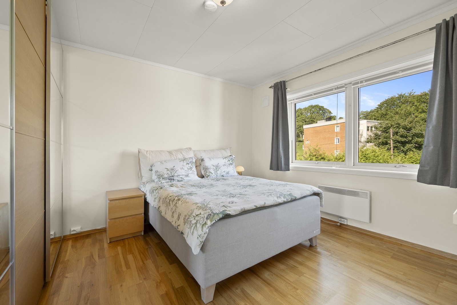 Soverom 1 - med god plass til dobbeltseng og oppbevaring i skyvedørsgarderobe Galleribilde