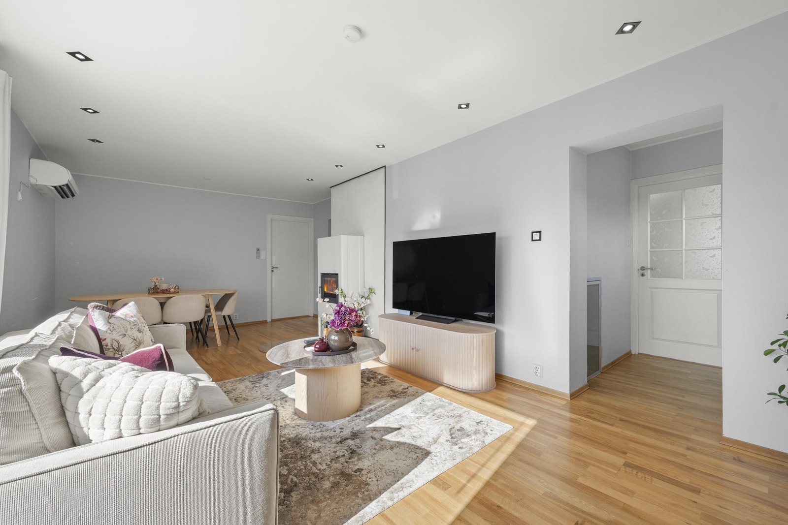 God plass til både sittegruppe og spisegruppe i stuen Galleribilde