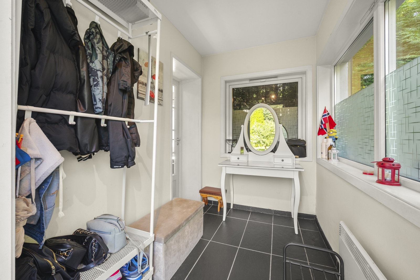 Flislagt inngangsparti til enhet i 1.etg - med god plass til oppheng av yttertøy og møbelering Galleribilde