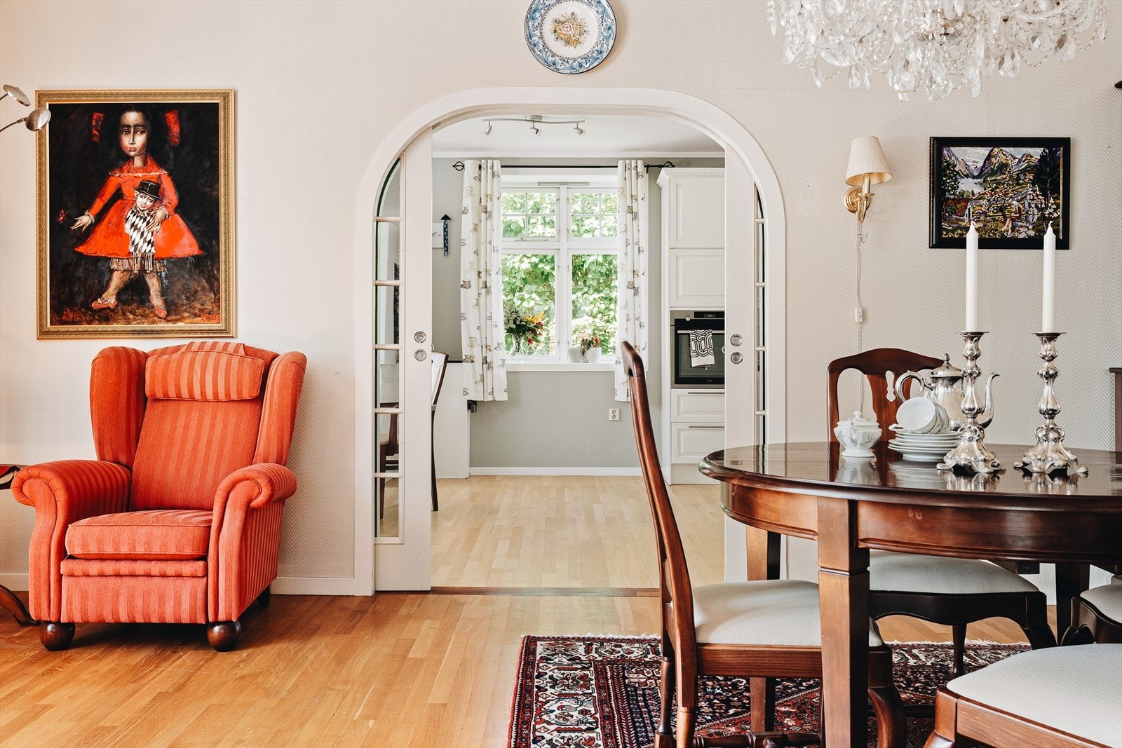 - Kjøkkenet kan enkelt adskilles fra stuen ved hjelp av en tofløyet skyvedør - Galleribilde