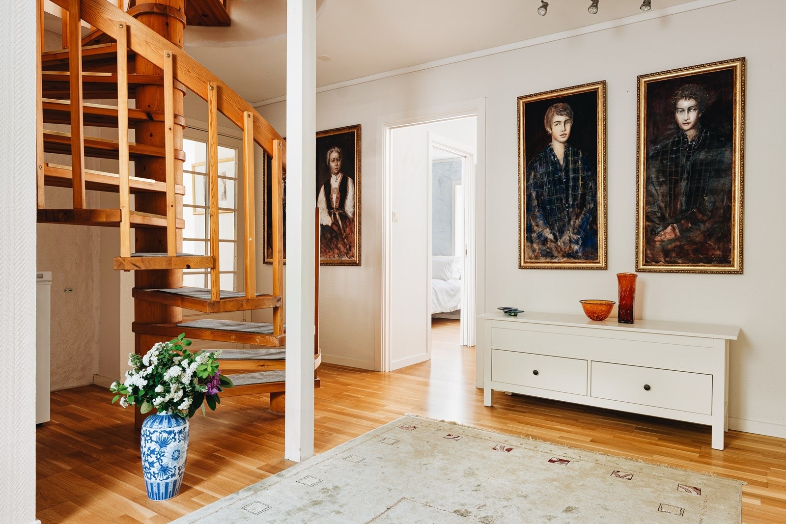 - I hallen kan man lage til sittesoner eller ha ulike oppbevaringsløsninger - Galleribilde