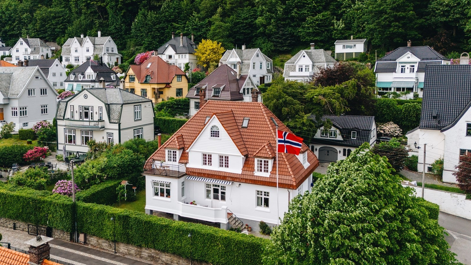 - Her har du umiddelbar nærhet til turmuligheter i bakkant, og kort vei til det yrende bylivet i front - Galleribilde