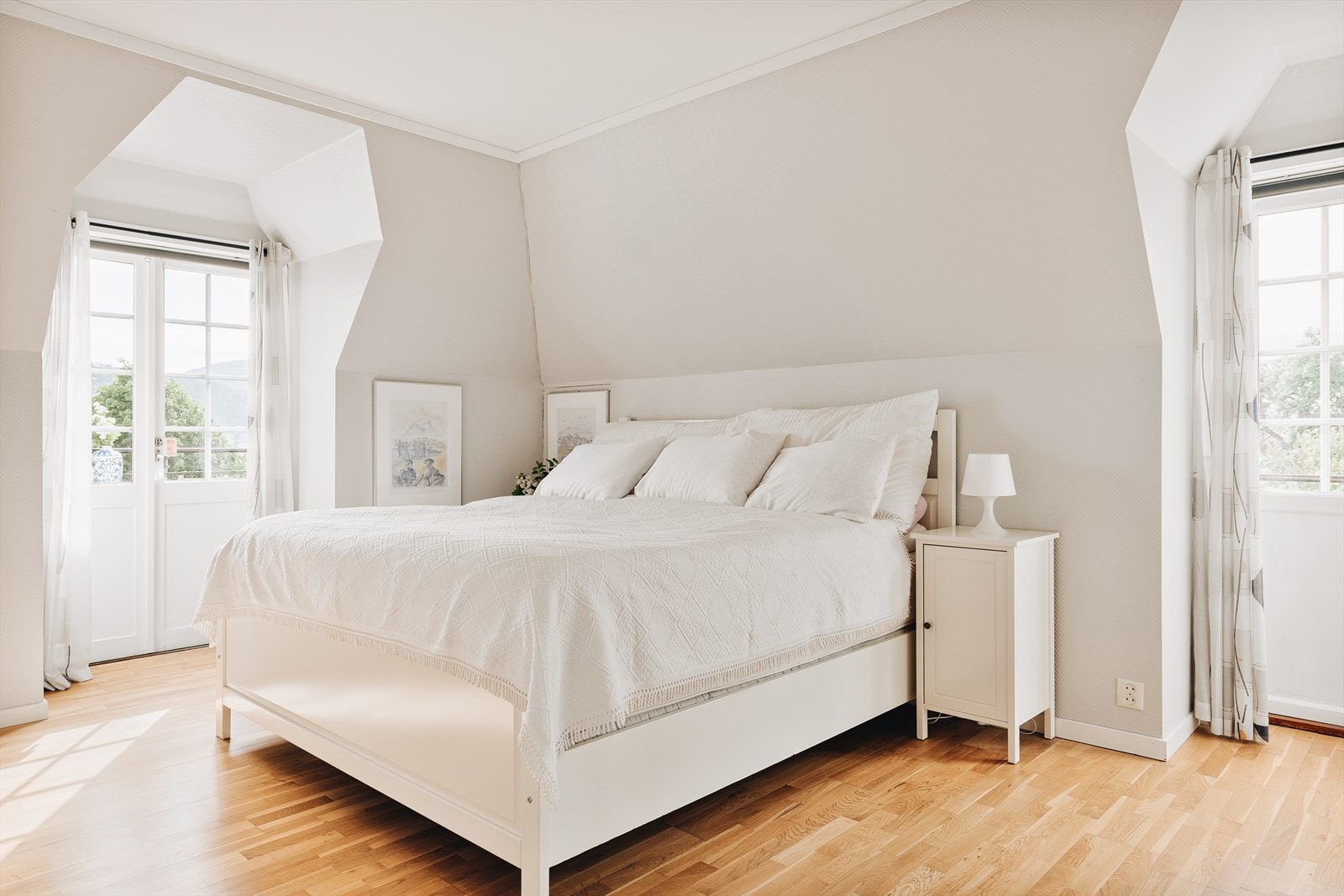 - Dette soverommet måles til hele 19,3m², og har direkte adkomst til balkong - Galleribilde