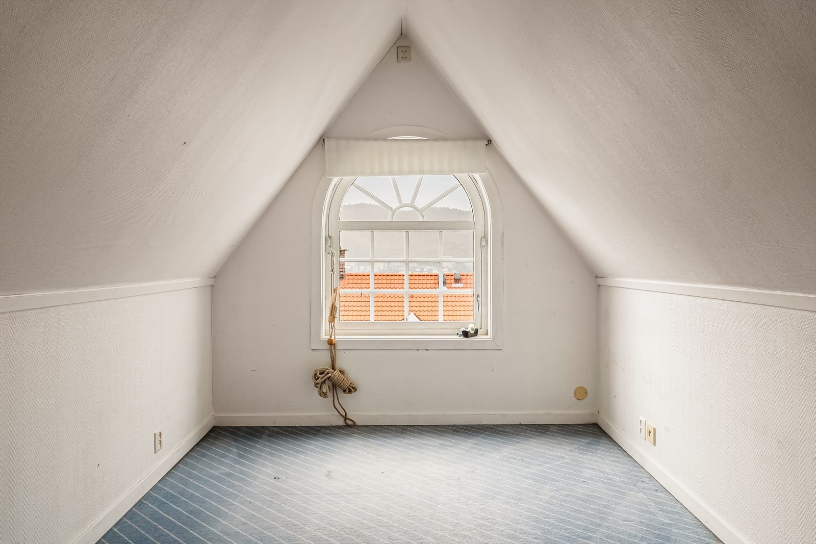 - Loftsetasjen består av to loftsrom - Galleribilde