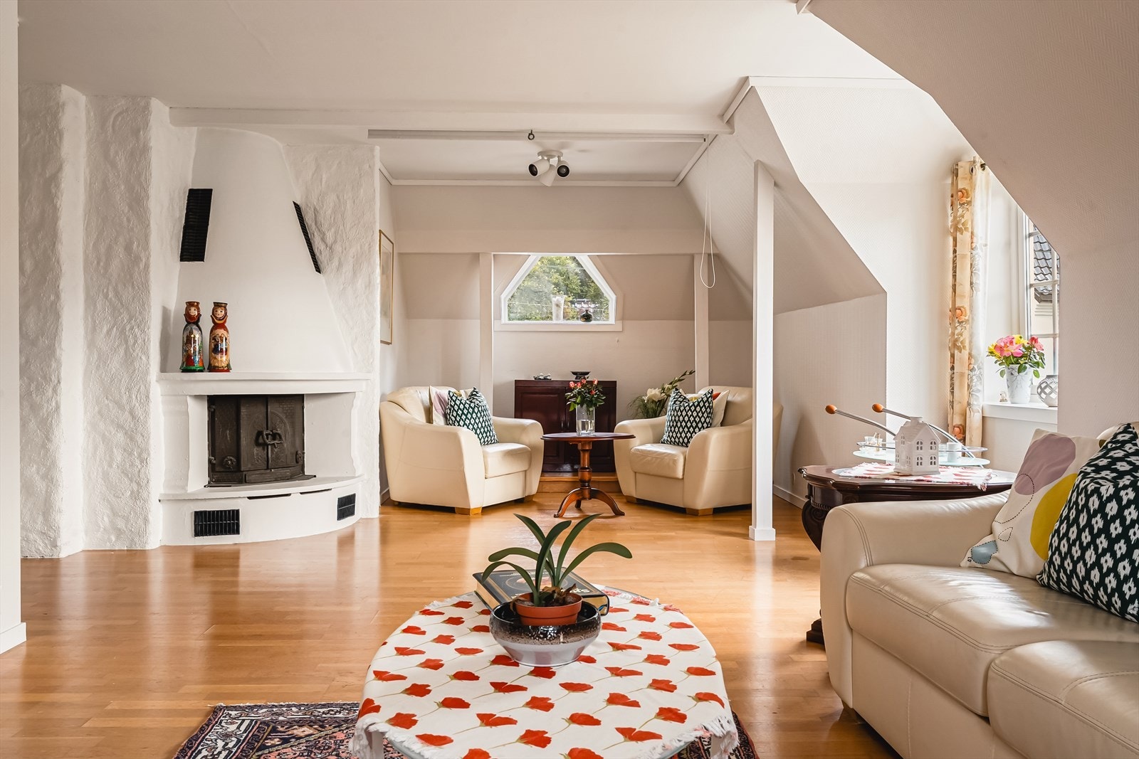 - Denne etasjen har et BRA-i på 110 m², og inneholder hall m/trapp, stue, kjøkken, tre soverom og bad - Galleribilde