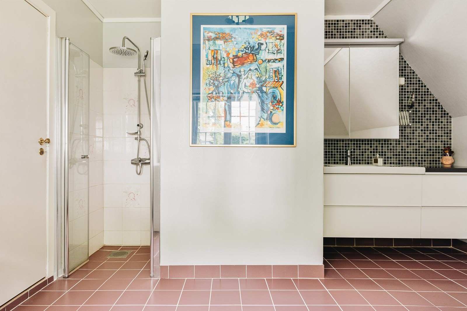 - Etasjen har også et svært romslig bad på 11,2m² - Galleribilde