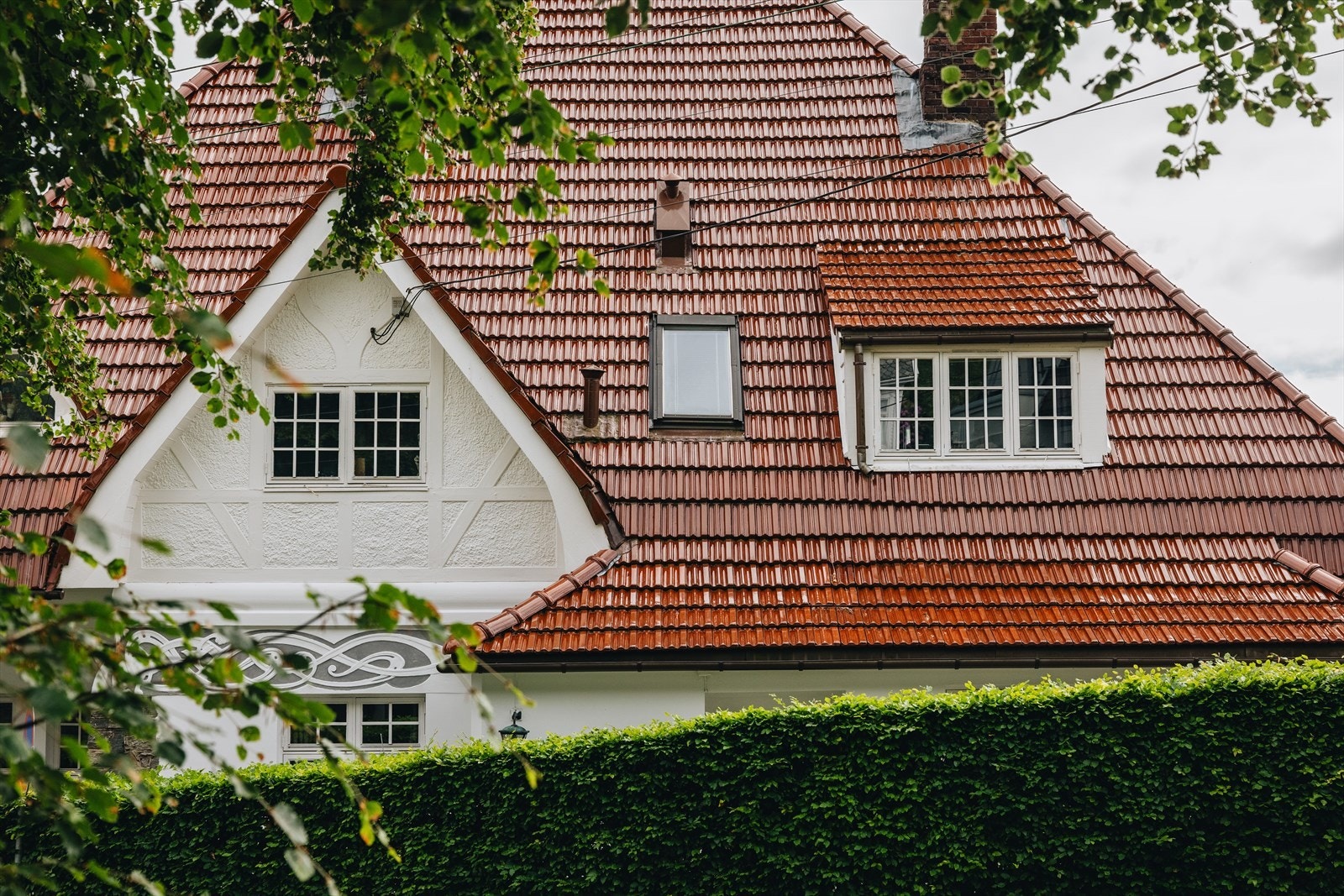 - Asymmetri i fasadeoppbygningen og vakre detaljer i husmuren gir boligen et særpreg av sjelden vare - i ekte jugendstil-sjarm - Galleribilde