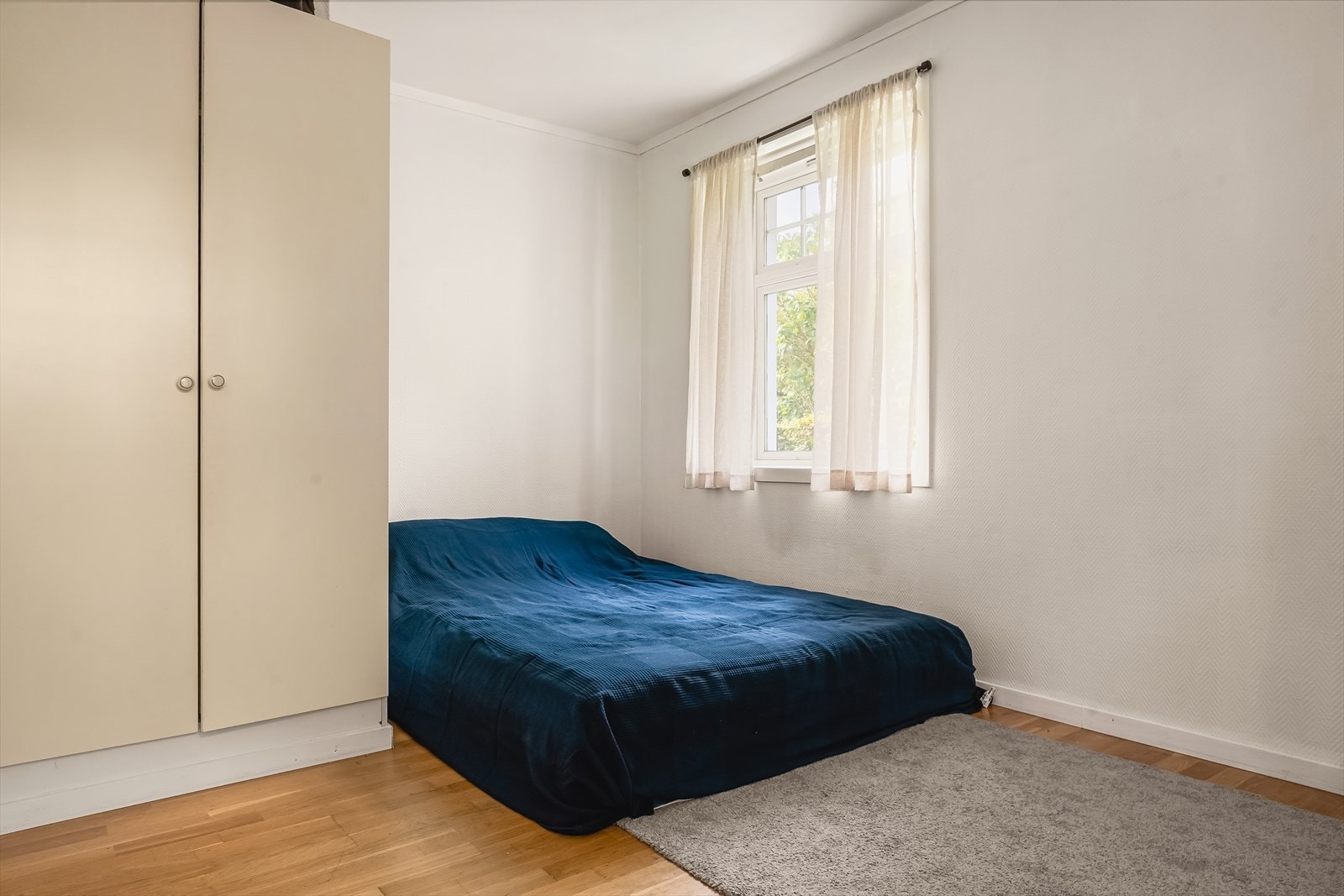 - Soverom 1 måler hele 12,9m². Her har man god plass til seng i ønsket størrelse og tilhørende møblement - Galleribilde