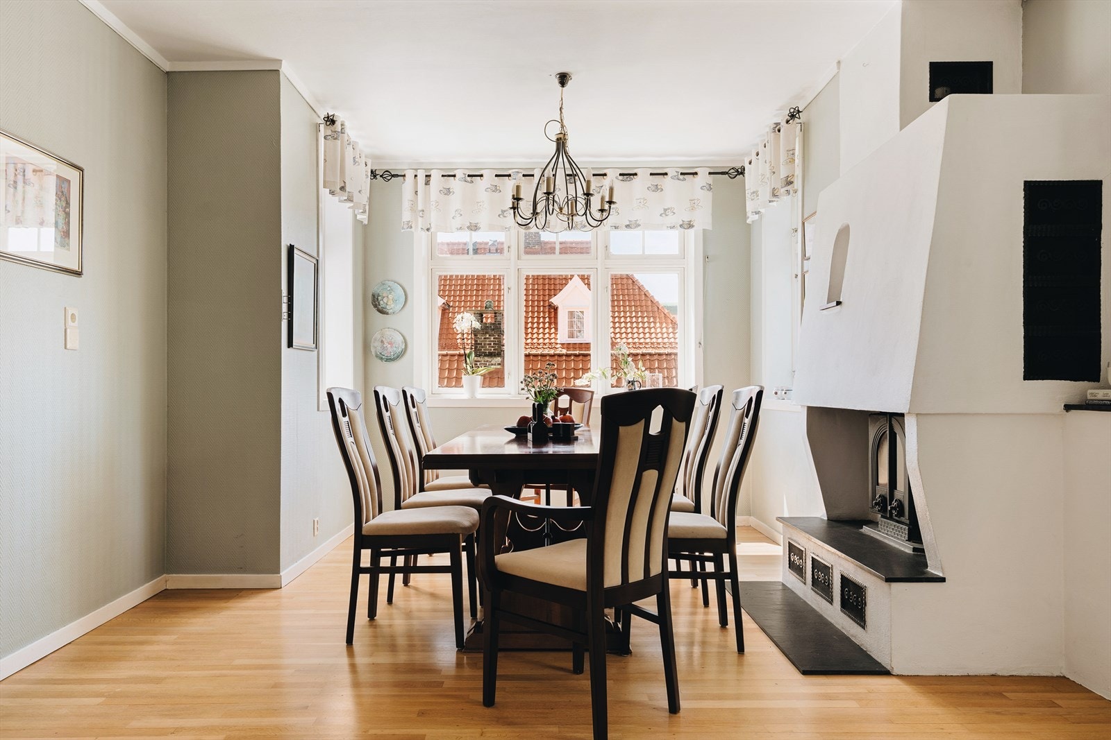 - Også her har man plass til en hyggelig spisegruppe om ønskelig. I tillegg til gruepeis i stue har man også en peis på kjøkkenet - Galleribilde