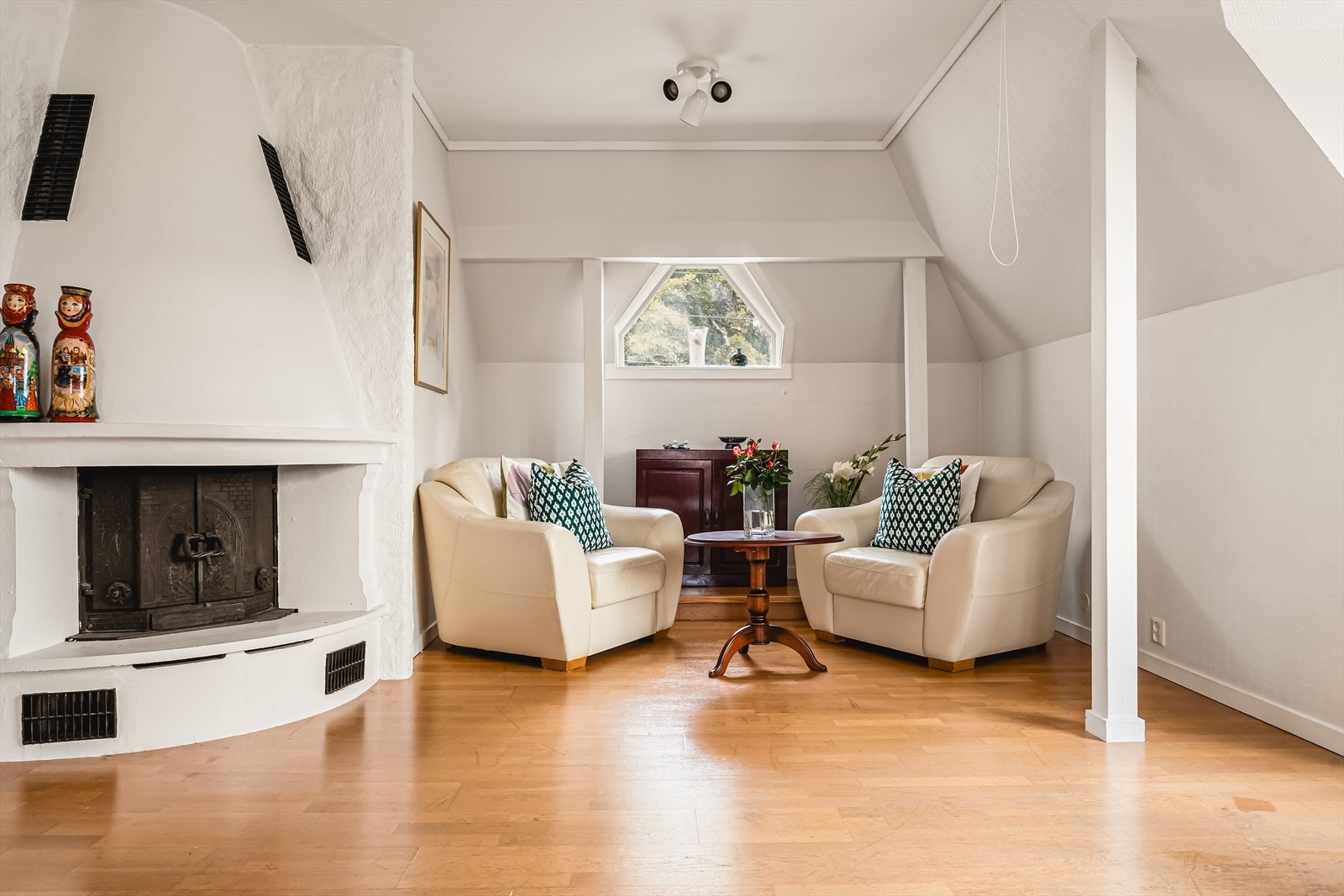 - Også her er det en nydelig peis som gir godt med varme på kalde vinterdager - Galleribilde