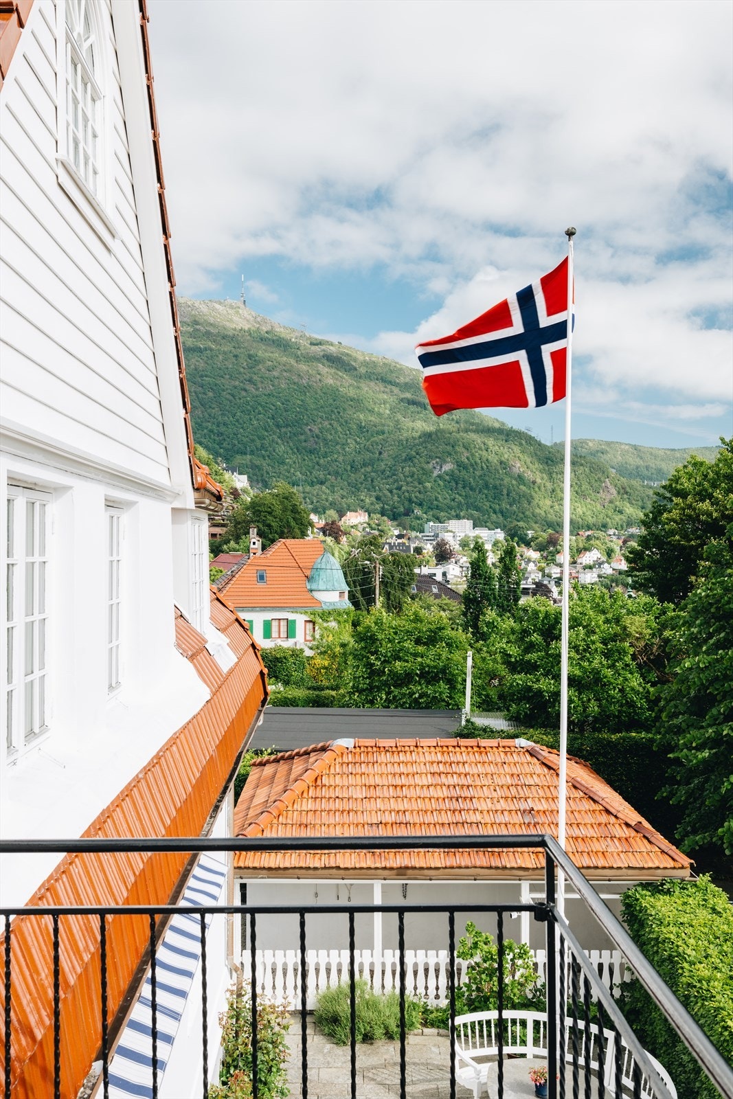 - Man har også vakker utsikt mot Ulriken og andre omkringliggende fjell - Galleribilde