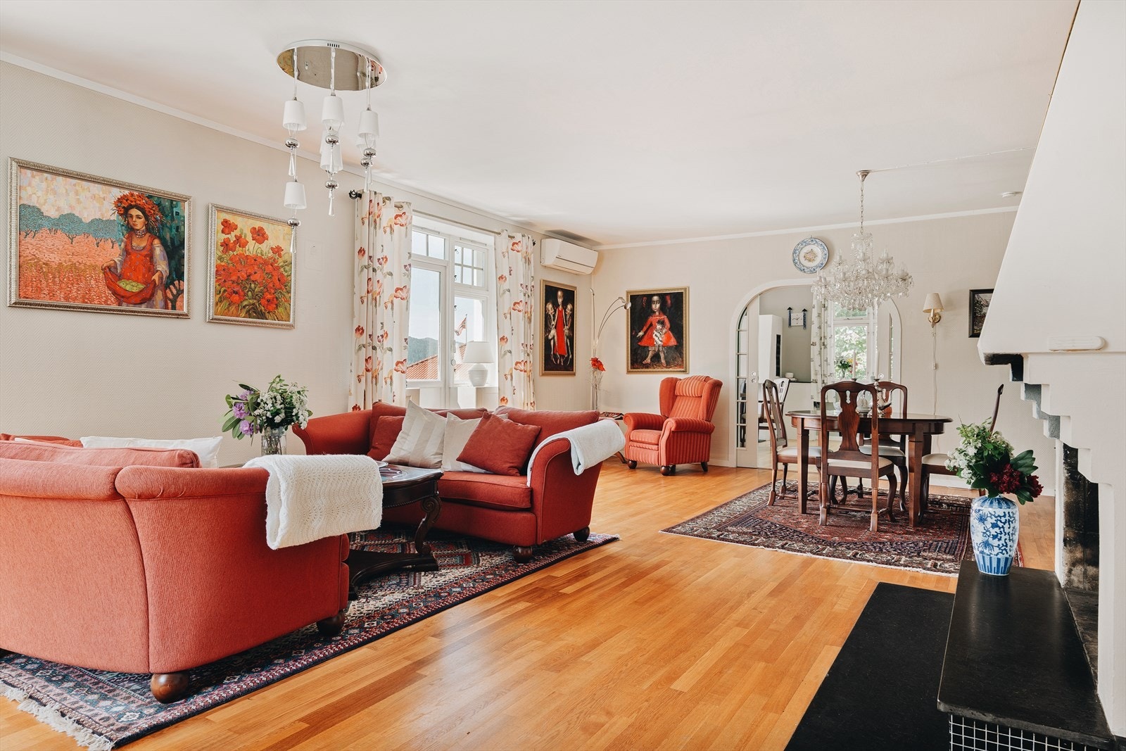 - Her har man god plass til sofagruppe og spisebord i hver sine naturlige soner - Galleribilde