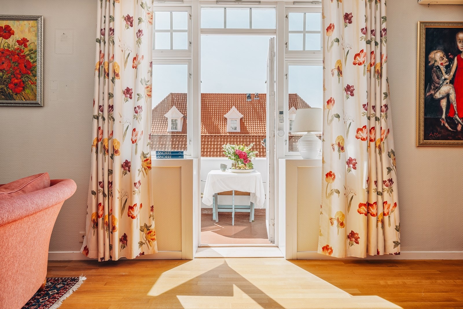 - Fra stuen har man adkomst til en vestvendt balkong som byr på svært gode solforhold midtsommers - Galleribilde