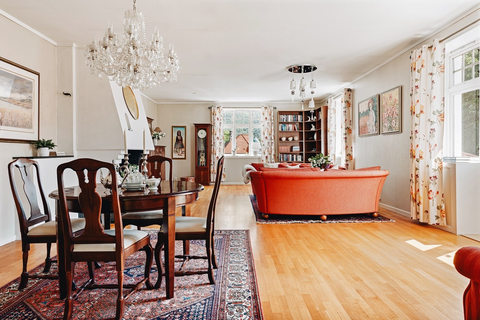 - Boligen går over fire plan og har et totalt BRA-i på hele 358 m² - Galleribilde