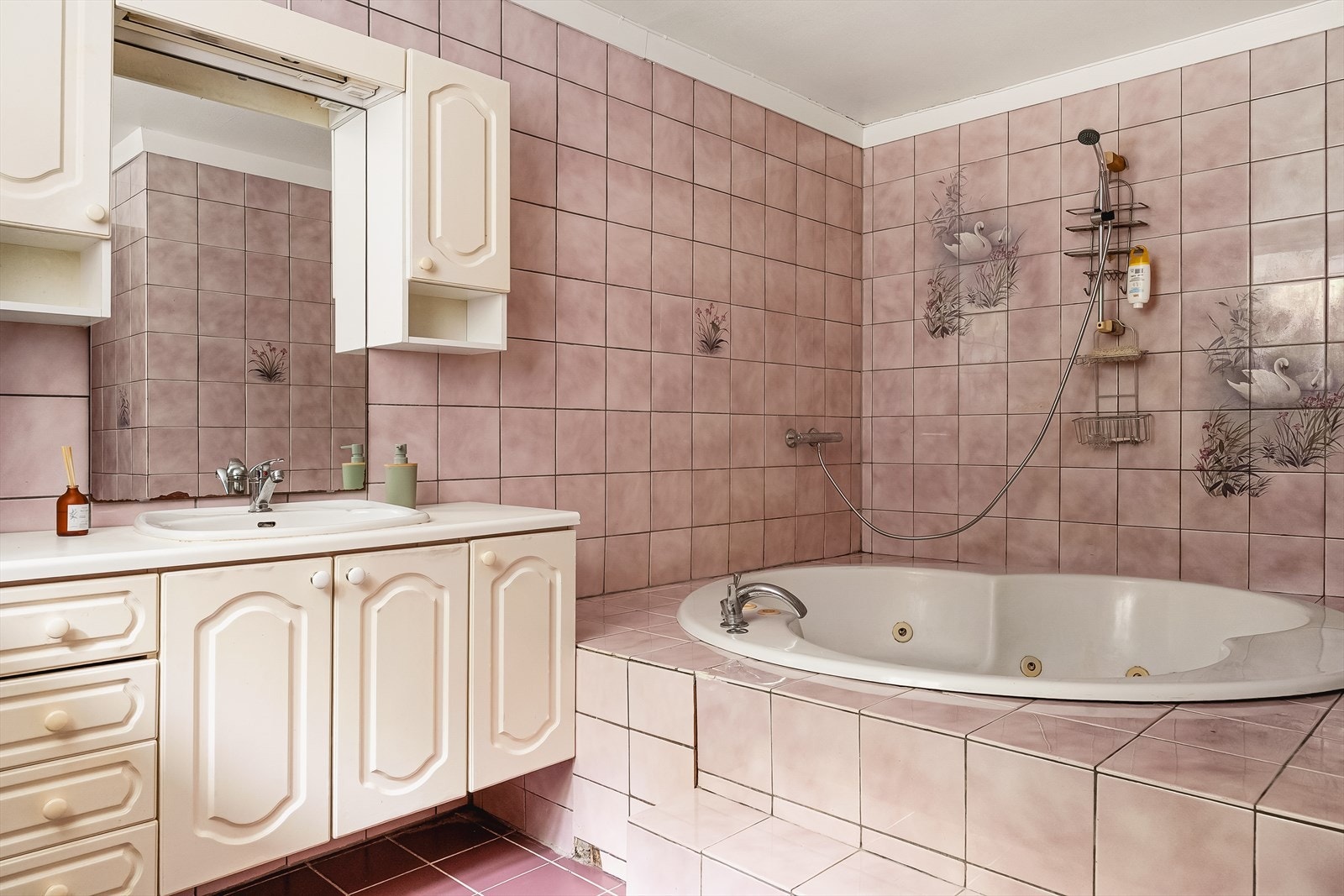 - Et romslig baderom på hele 13,4m² med badekar som er fint innrammet av fliser - Galleribilde