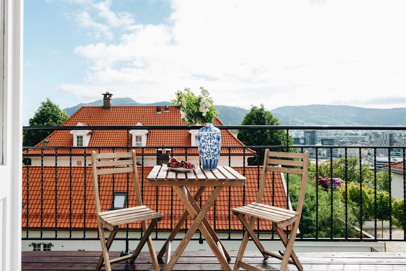 - En koselig balkong med smijernsrekkverk og fantastisk (!) utsikt mot sentrumskjernen - Galleribilde