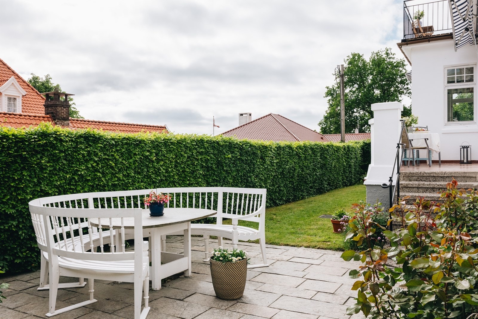 - Tomten er fint opparbeidet med gressplen, hekk, rosebusker og ulike soner man kan sitte i - Galleribilde