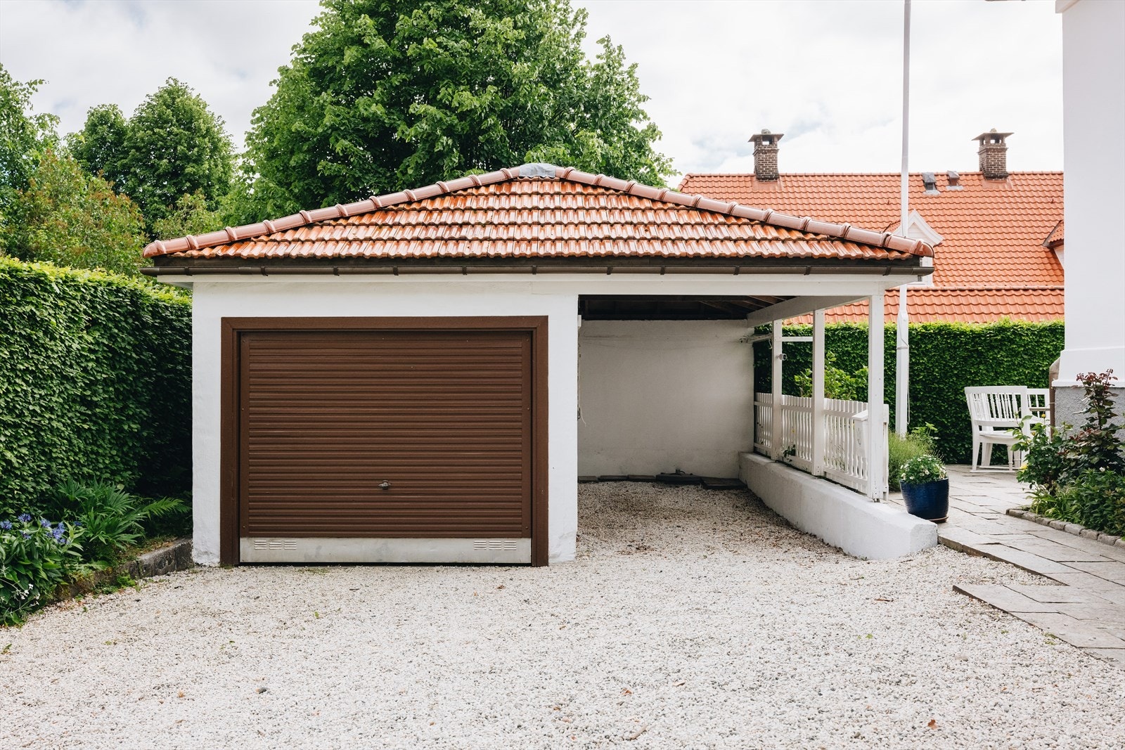 - På gårdsplassen er det en garasje og tilhørende carport - Galleribilde