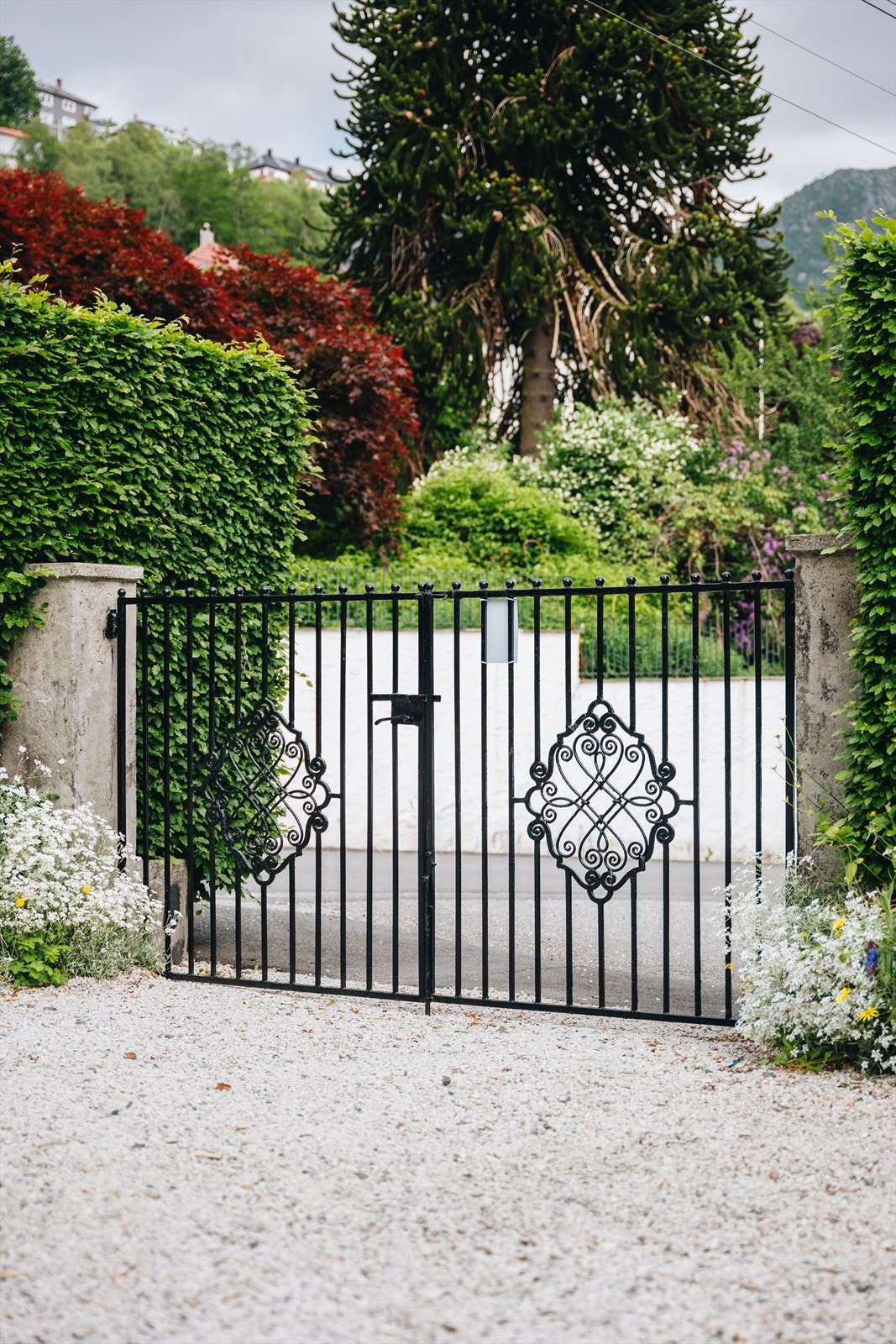- Boligen er en av få boliger i området hvor parkeringen på gårdsplassen er beskyttet bak porten - Galleribilde