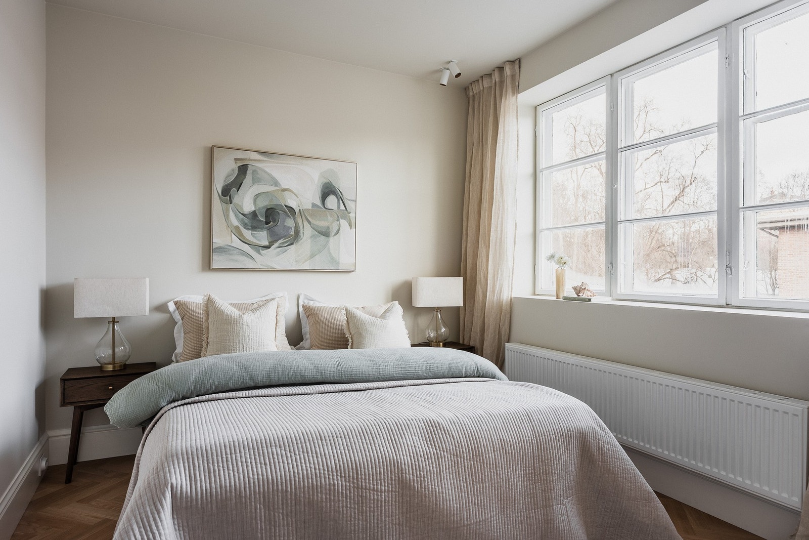 Det behagelige hovedsoverommet har rolige farger og gode lysforhold. Galleribilde