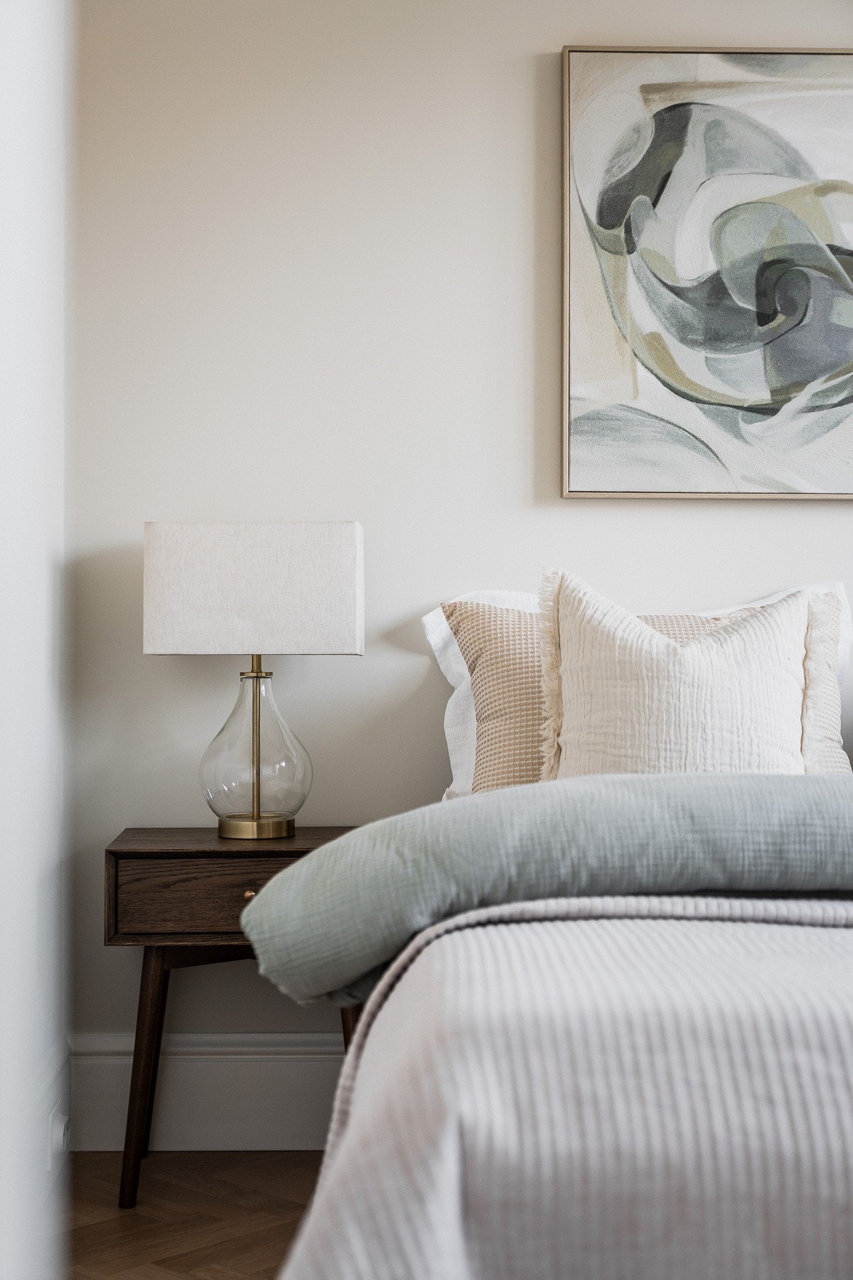 Soverommet preges av rolige teksturer og nøye komponerte detaljer. Galleribilde