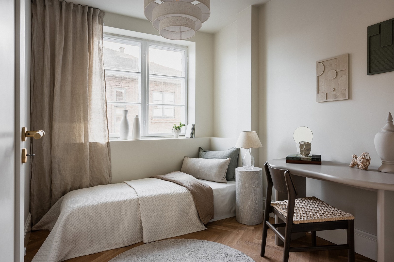 Gjesterom / soverom 2 med fleksibel utforming og plass for både seng eller hjemmekontor. Galleribilde