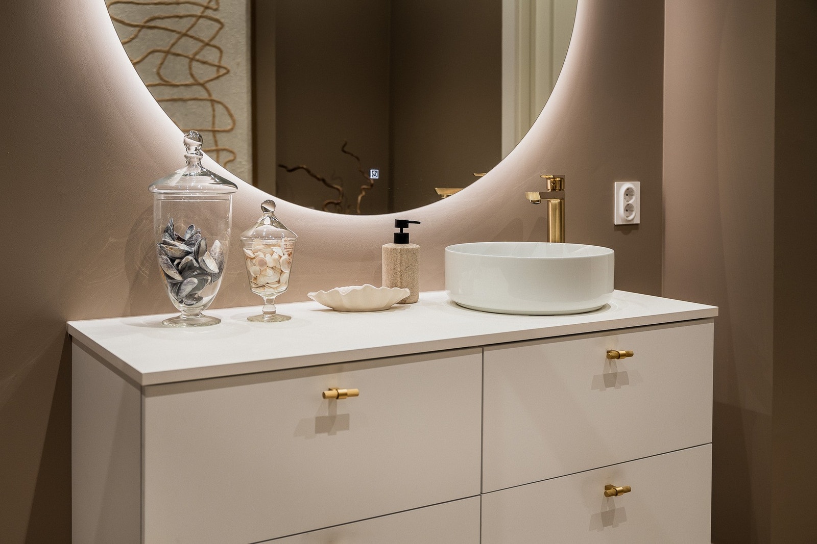 Innbydende servant med kvalitetsmaterialer. Galleribilde