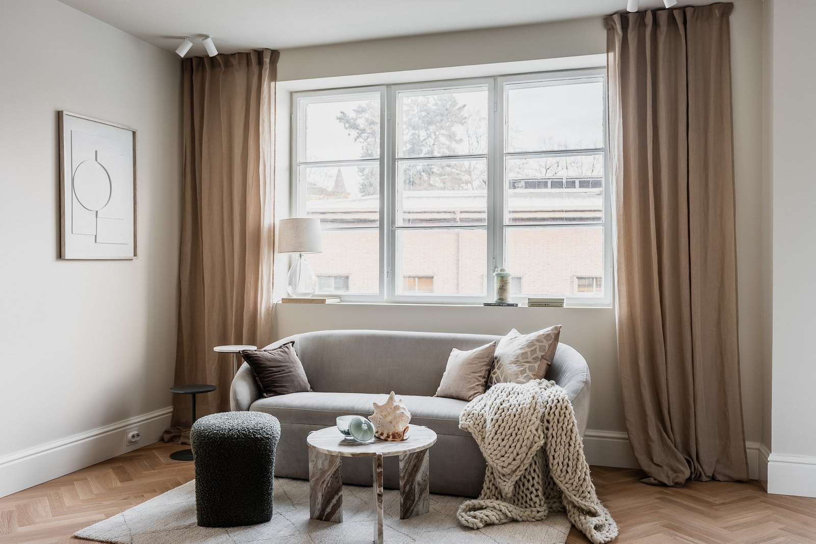 Velkommen til denne flotte og påkostede 3-roms leiligheten med balkong, midt i hjertet av Briskeby. Galleribilde